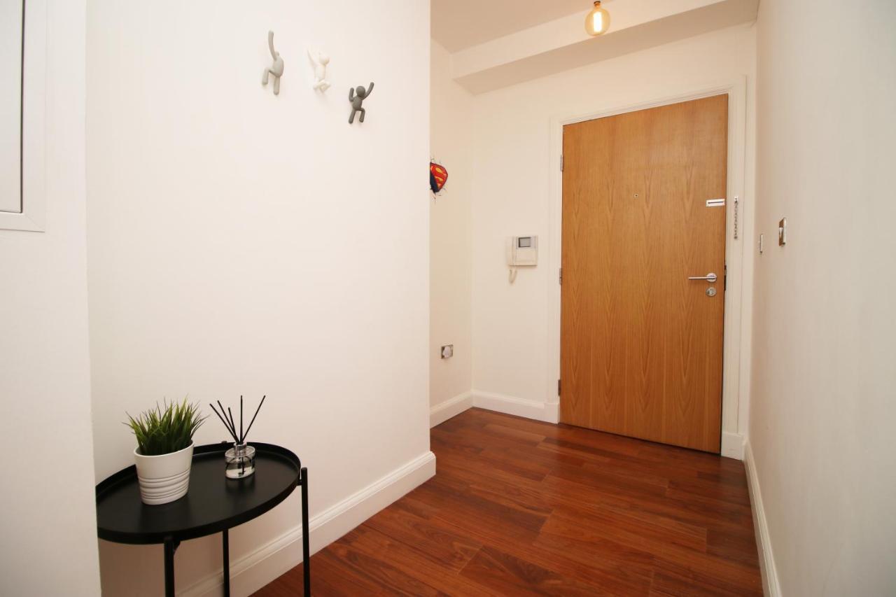 No 2 Under The Clock By Ssw - 2Br, Right In The City Centre, Sleeps 6 卡迪夫 外观 照片