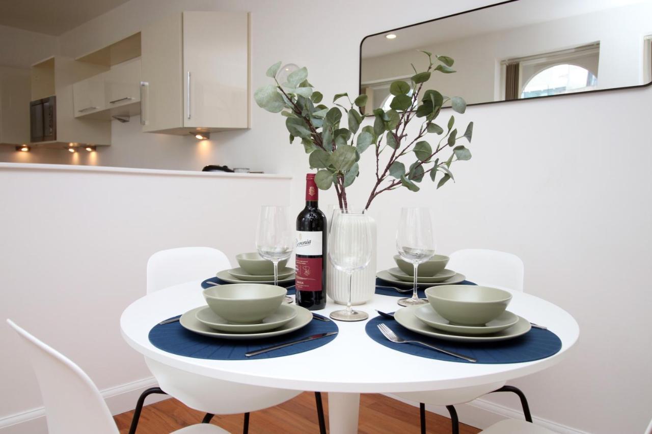 No 2 Under The Clock By Ssw - 2Br, Right In The City Centre, Sleeps 6 卡迪夫 外观 照片