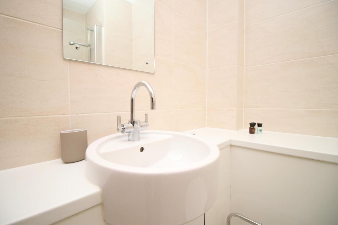 No 2 Under The Clock By Ssw - 2Br, Right In The City Centre, Sleeps 6 卡迪夫 外观 照片