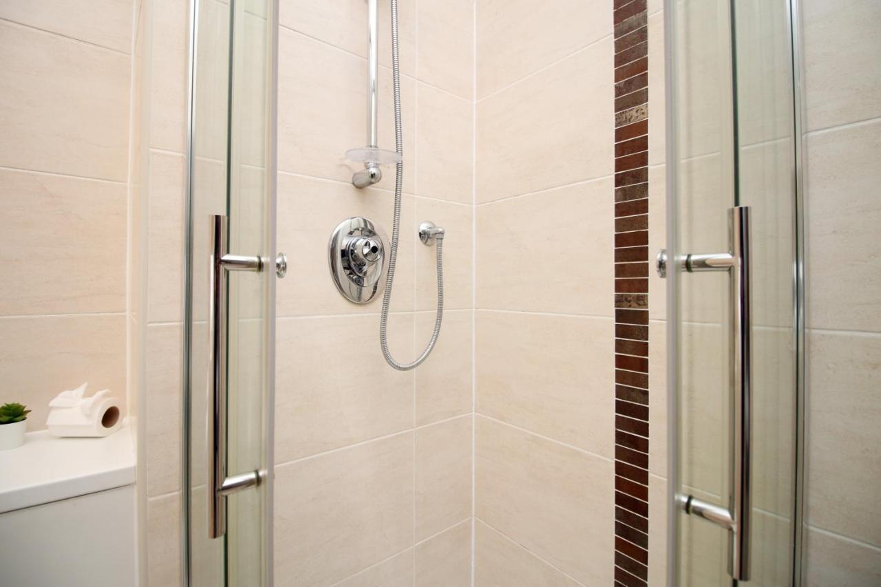 No 2 Under The Clock By Ssw - 2Br, Right In The City Centre, Sleeps 6 卡迪夫 外观 照片