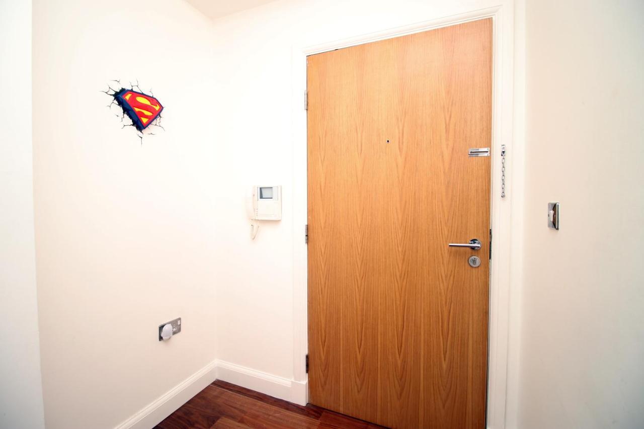 No 2 Under The Clock By Ssw - 2Br, Right In The City Centre, Sleeps 6 卡迪夫 外观 照片